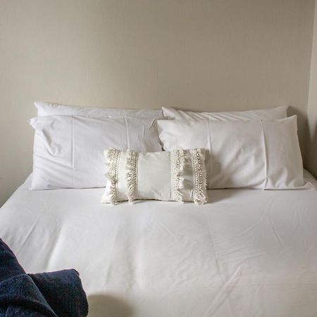Tates Hotel Виндзор Экстерьер фото